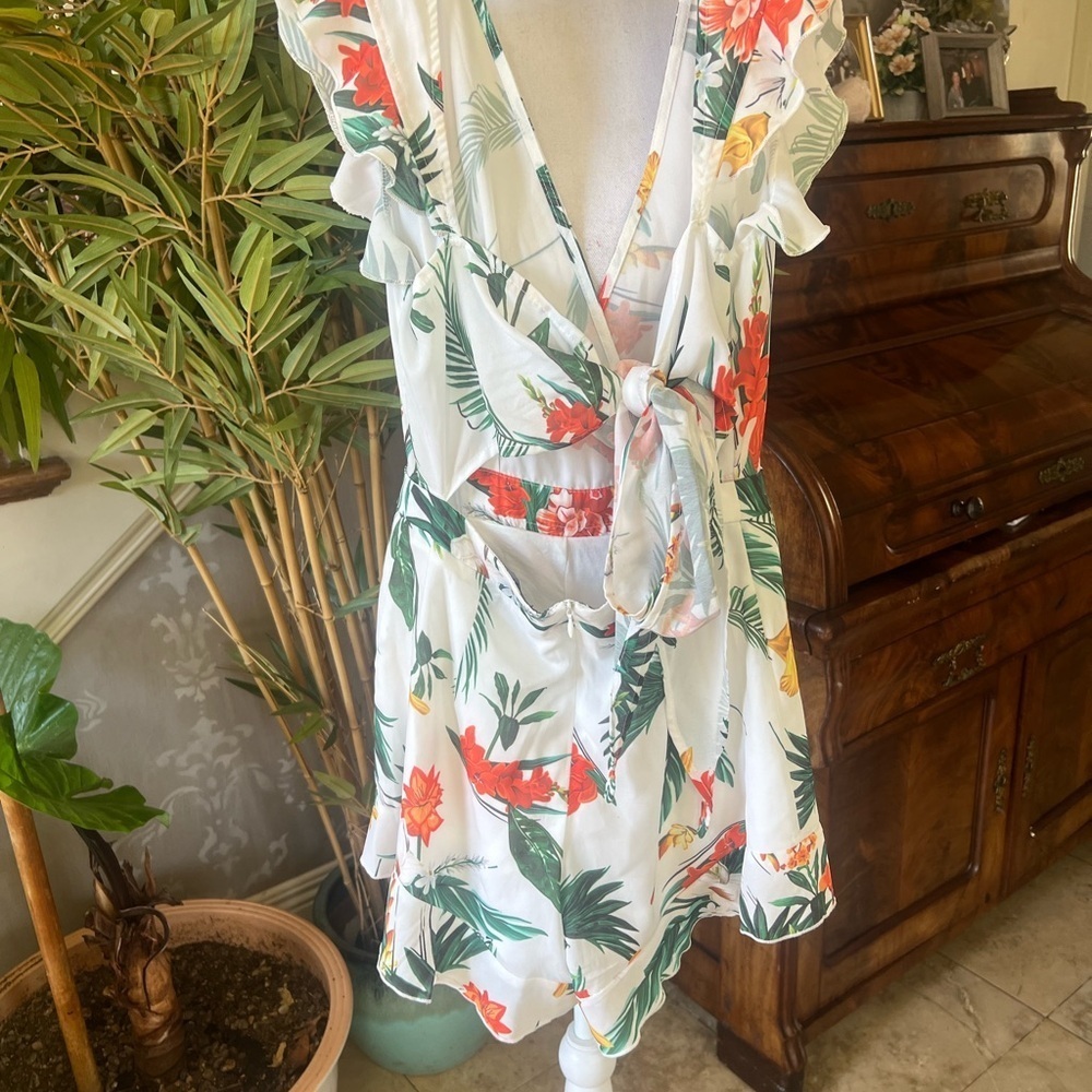 Prettylittlething ladies jumpsuit size 2 V-neck ties and zips in the back - Picture 9 of 11